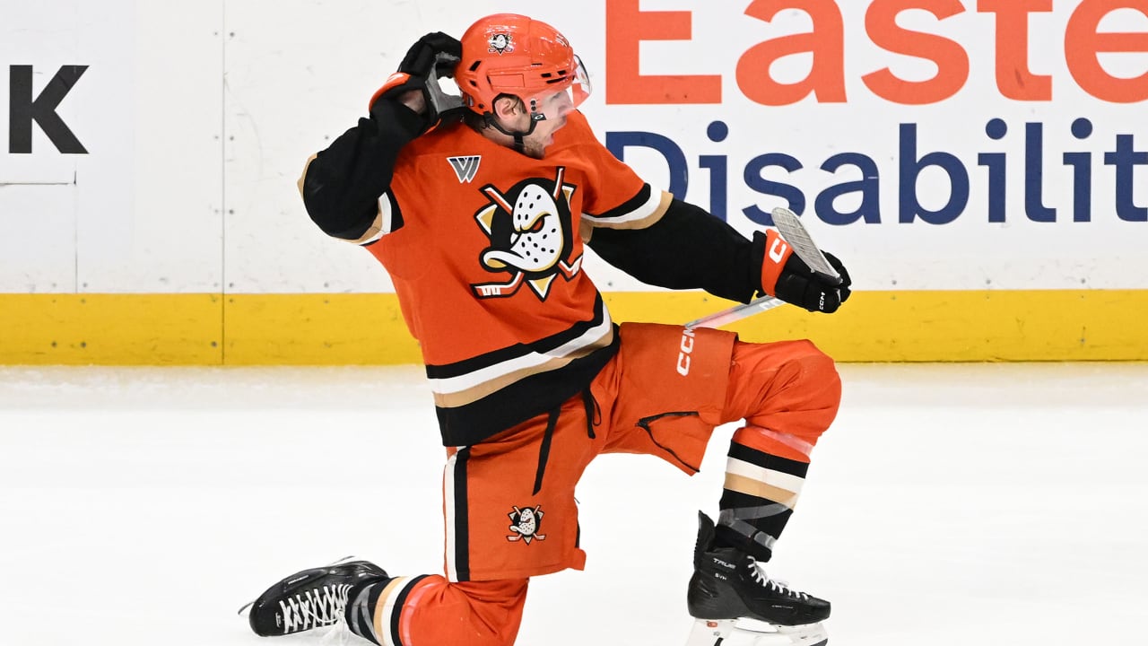 Sennecke energizes Ducks throughout Game 4 win of Western 2nd Round