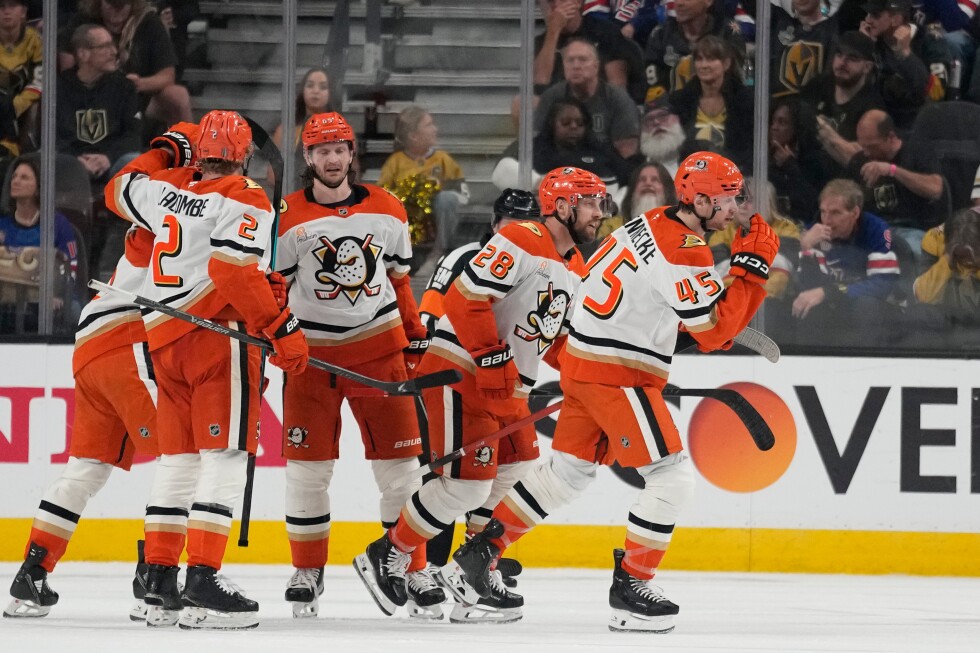 Ducks beat Golden Knights 3-1 and send series back to Anaheim at 1-1
