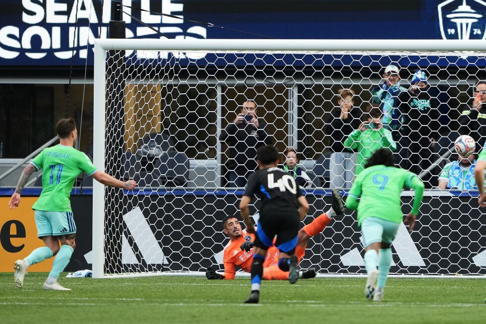 Osaze De Rosario's goal in 89th minute helps Sounders beat Earthquakes 3-2