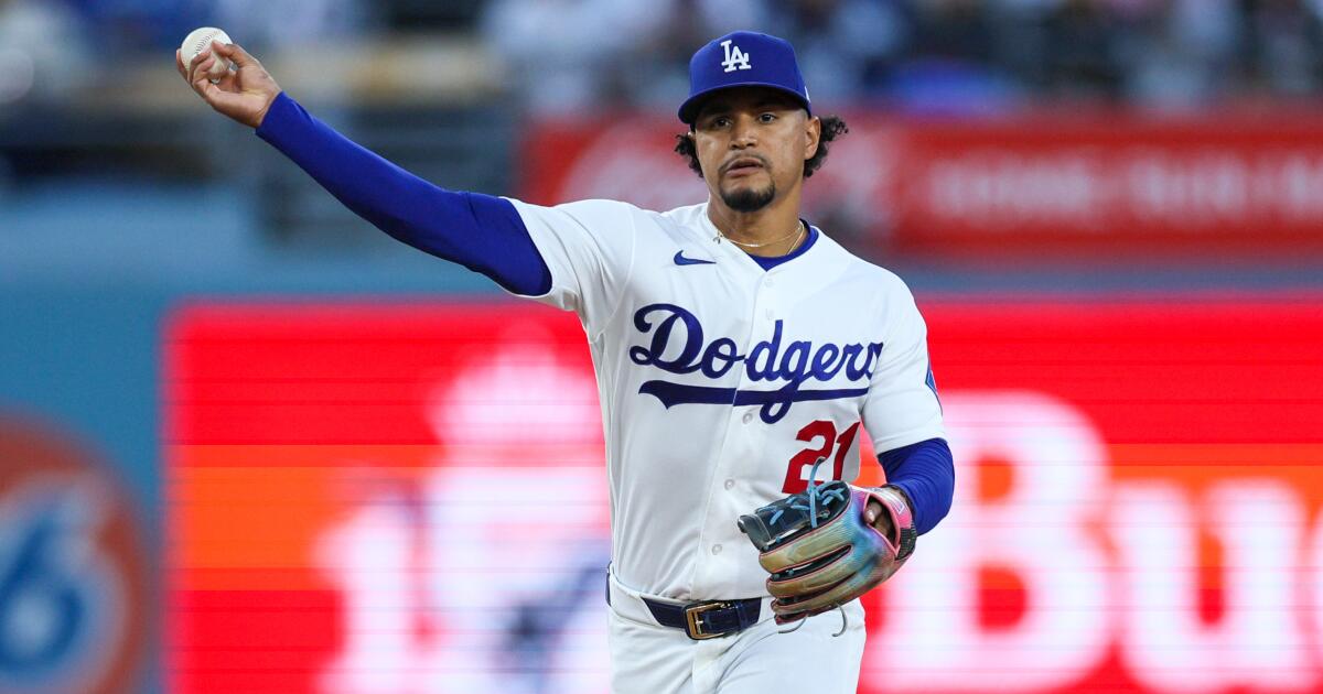 Dodgers bring back Santiago Espinal, address bench in roster moves