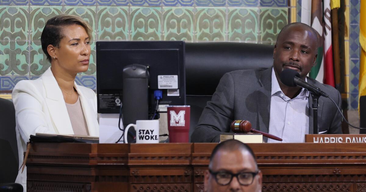L.A. Council takes first step to delay $30-an-hour minimum wage for hotel, airport workers