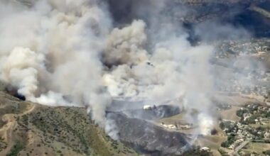 Fire destroys building in Simi Valley as evacuations ordered