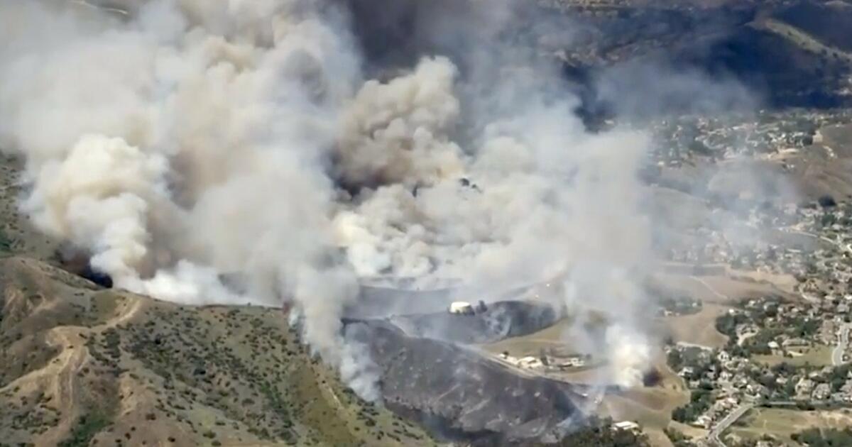 Fire destroys building in Simi Valley as evacuations ordered