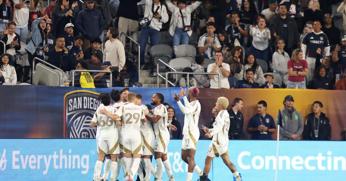 Ryan Hollingshead late goal seals LAFC's tie with San Diego FC