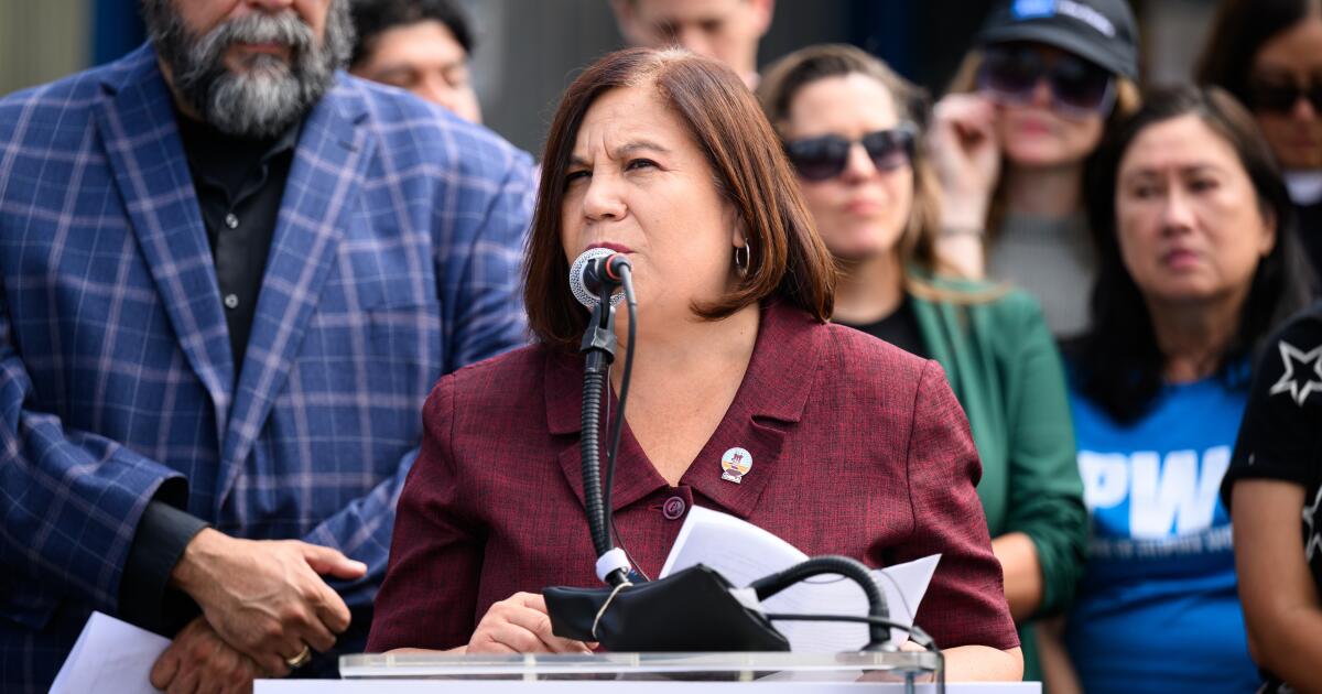 Push to shield immigrant aid workers raising 1st Amendment concerns