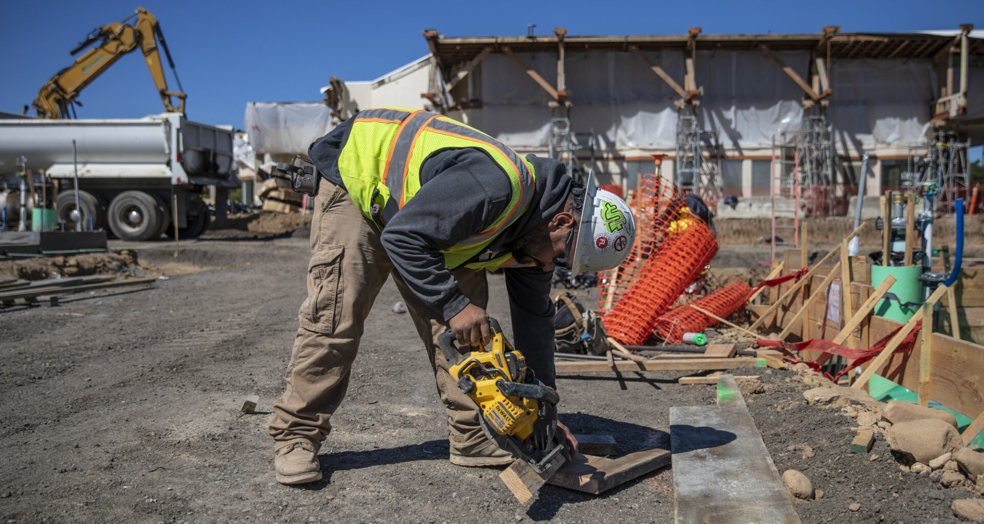 Some unions fight a new minimum wage for construction workers