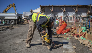 Some unions fight a new minimum wage for construction workers