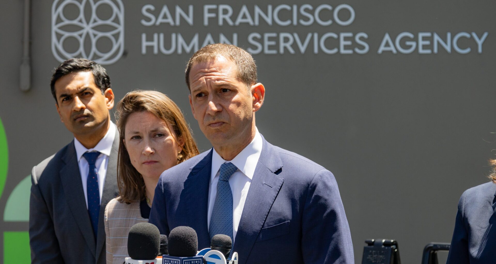 Mayor's budget: Few layoffs, but over 400 City Hall jobs go unfilled