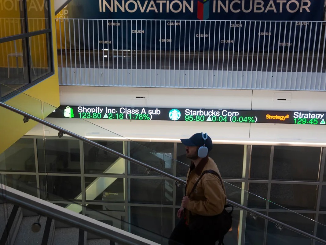 Cal State faculty push to prevent AI tools from replacing them as schools and staff experiment