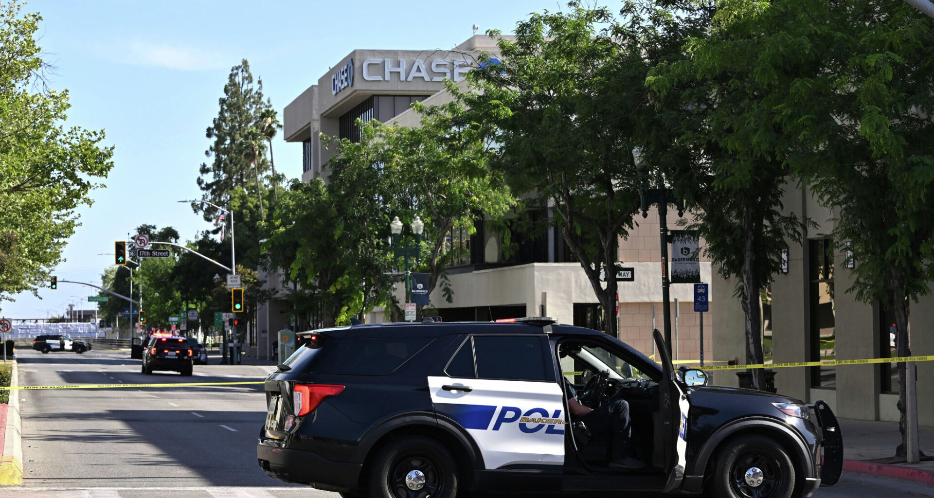Hostage standoff at California bank follows bomb threat