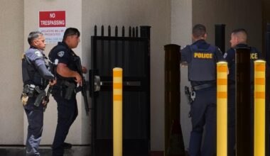 Police say man in Bakersfield has barricaded himself inside bank building with hostages