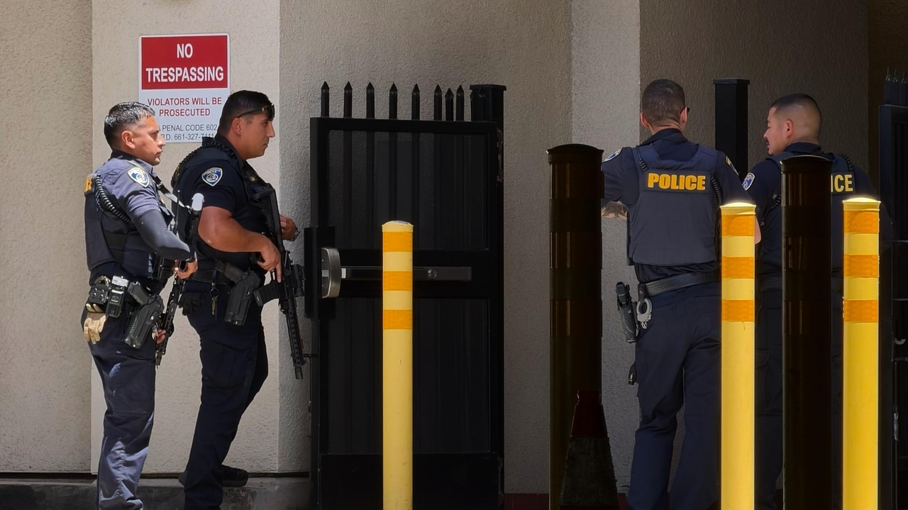 Police say man in Bakersfield has barricaded himself inside bank building with hostages