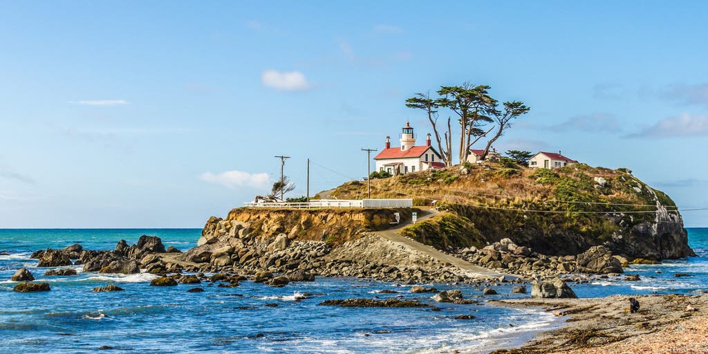 At least two strong earthquakes off California, Oregon coasts; no tsunami threat issued