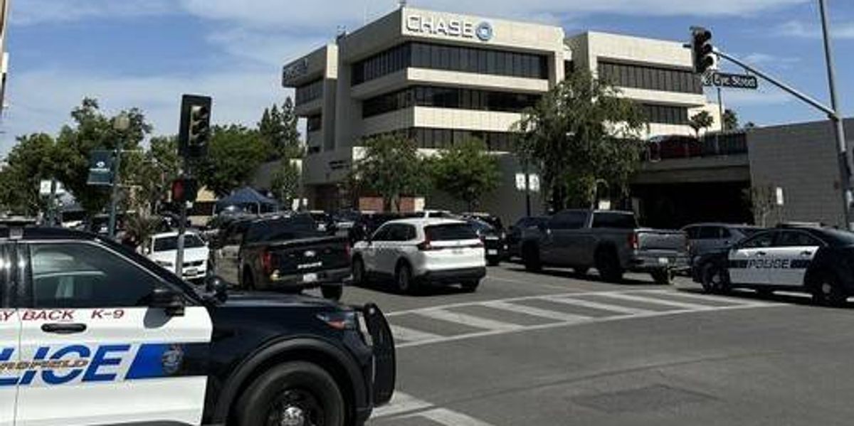 Suspect killed, hostages released after standoff in Bakersfield