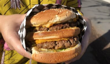 Malibu’s Burgers, vegan smashburger restaurant, to close in Oakland