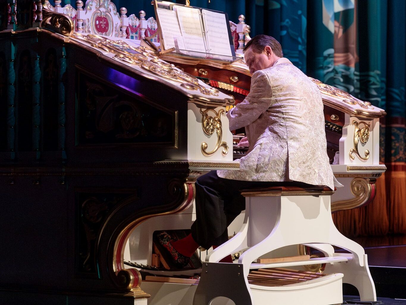 Meet San Diego's theater organ player, whose music creates a time machine to the 1920s