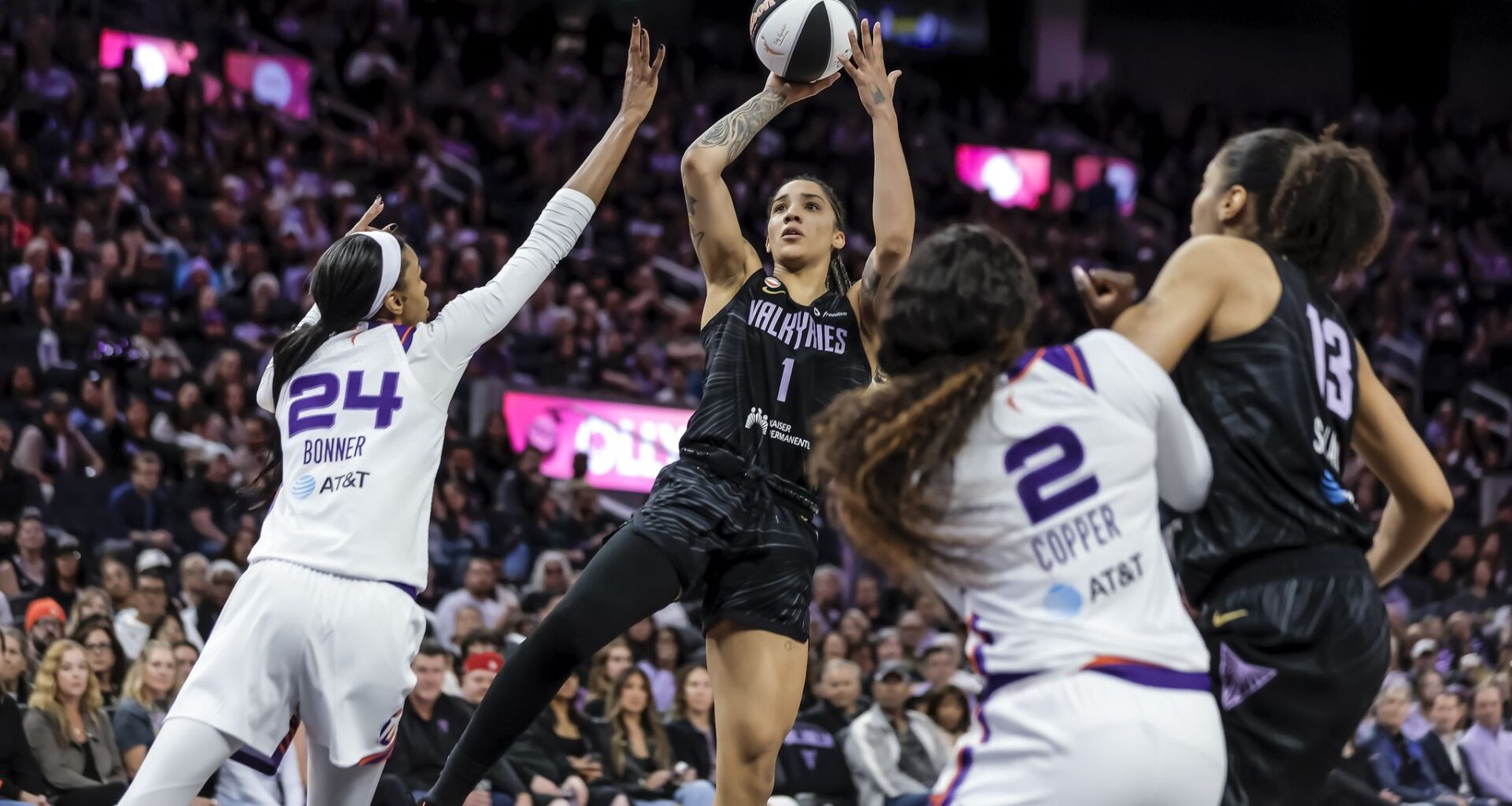 Gabby Williams, Veronica Burton lead Golden State Valkyries to victory
