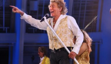 Rod Stewart says goodbye to the Hollywood Bowl in a terrific farewell show – Daily News