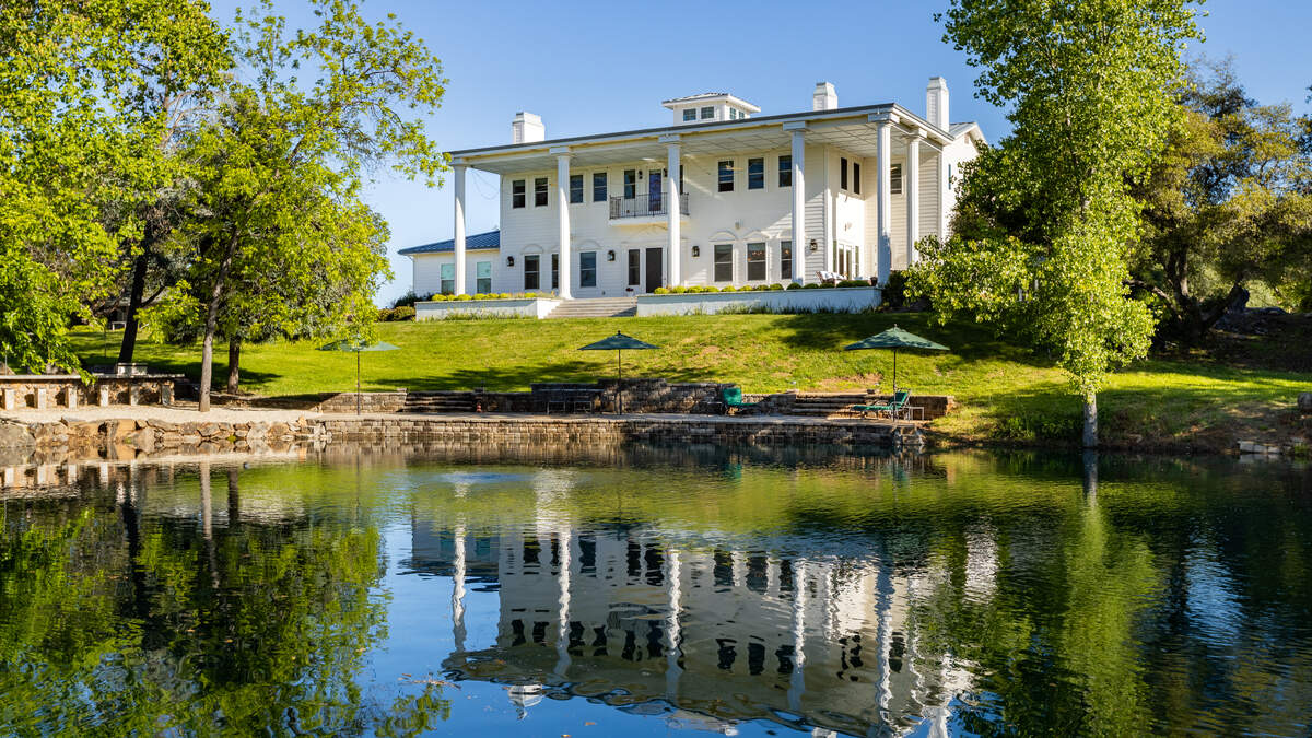Mount Vernon-inspired Colonial estate near Sacramento