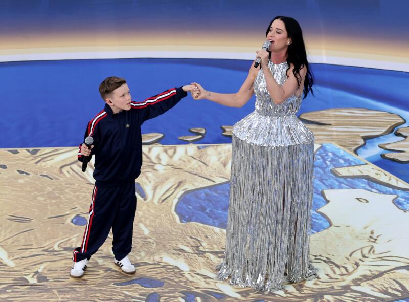 Katy Perry and Tius Luka perform.
