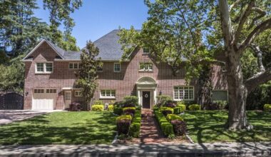 Sacramento Fab 40s 1925 brick Colonial for sale