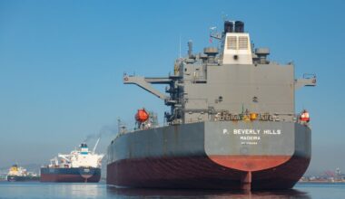 Oil Glut Bets Make Comeback as Crude Sinks After US-Iran Deal