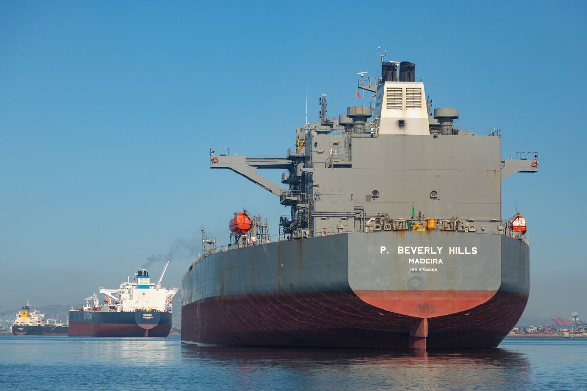 Oil Glut Bets Make Comeback as Crude Sinks After US-Iran Deal