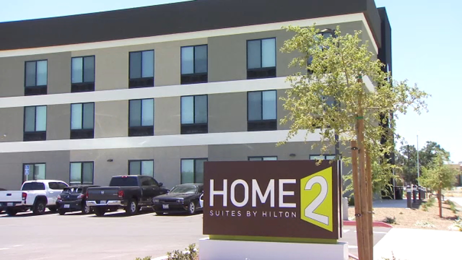 New Hilton hotel opens in Fresno with ribbon-cutting ceremony