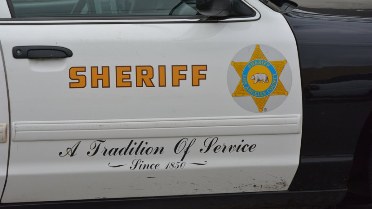 5 people hurt after car crashes into pole in Lakewood: LASD – NBC Los Angeles