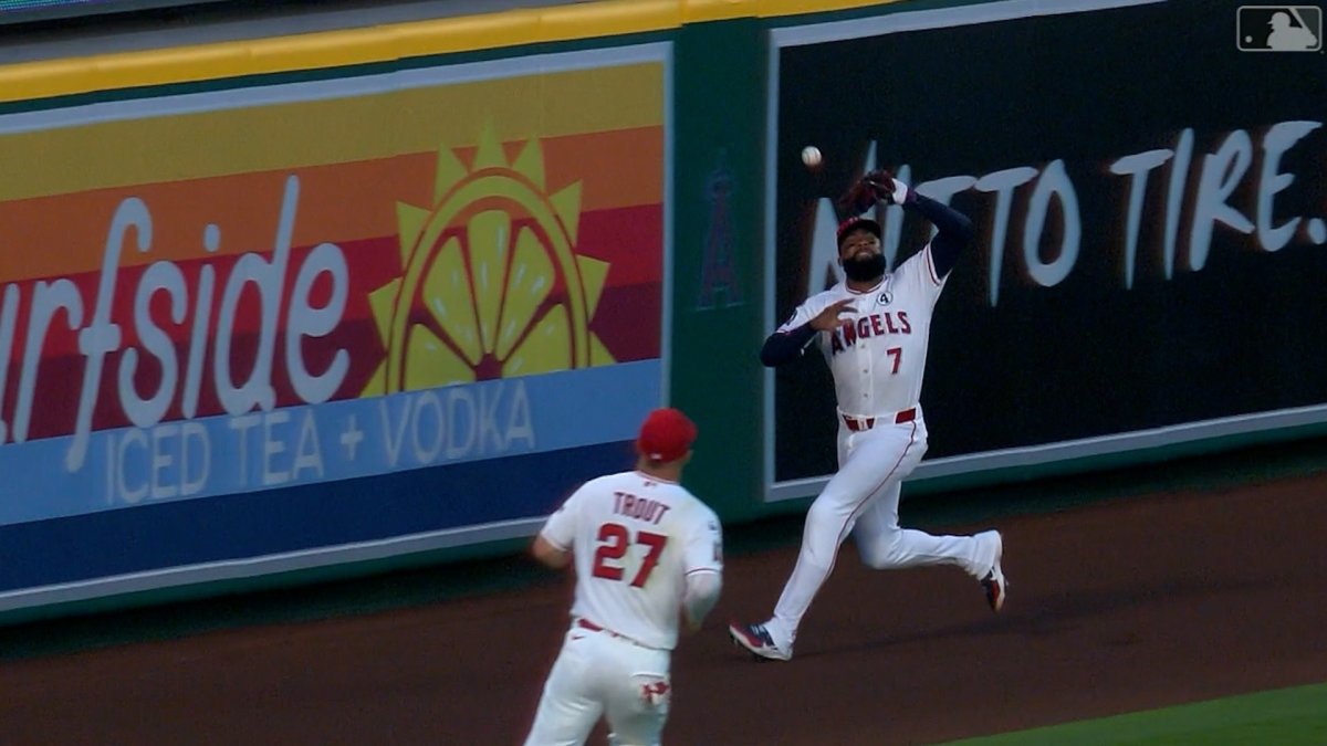 Watch a fly ball bounce off Angels outfielder Jo Adell’s head for a home run – NBC Los Angeles