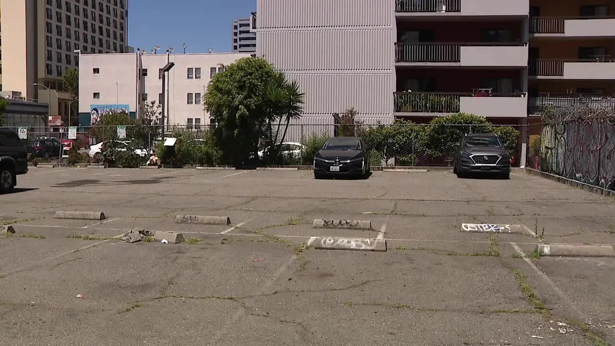 San Leandro man, 33, shot in Oakland parking lot; dies at hospital