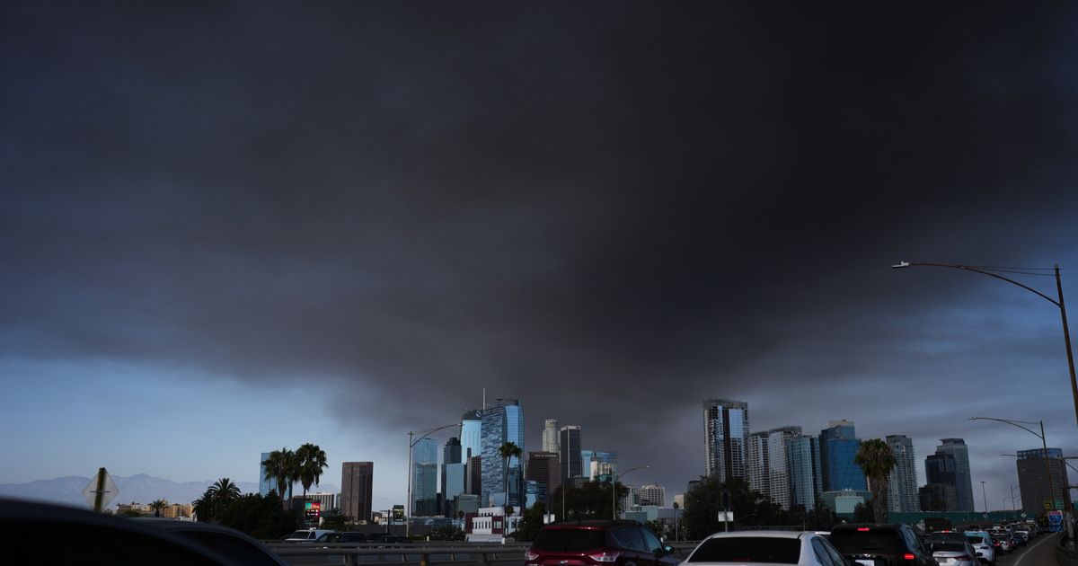 Los Angeles warehouse fire prompts shelter-in-place orders due to hazardous air :: WRAL.com