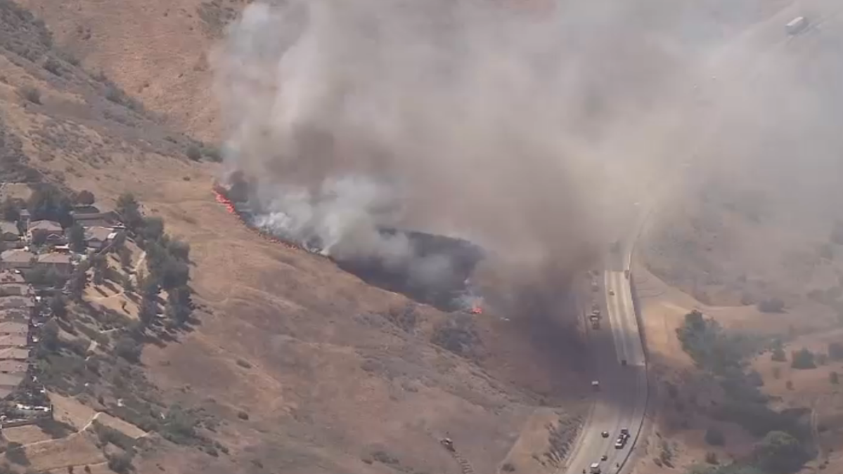 Brush fire slows traffic on 5 Freeway in Castaic – NBC Los Angeles