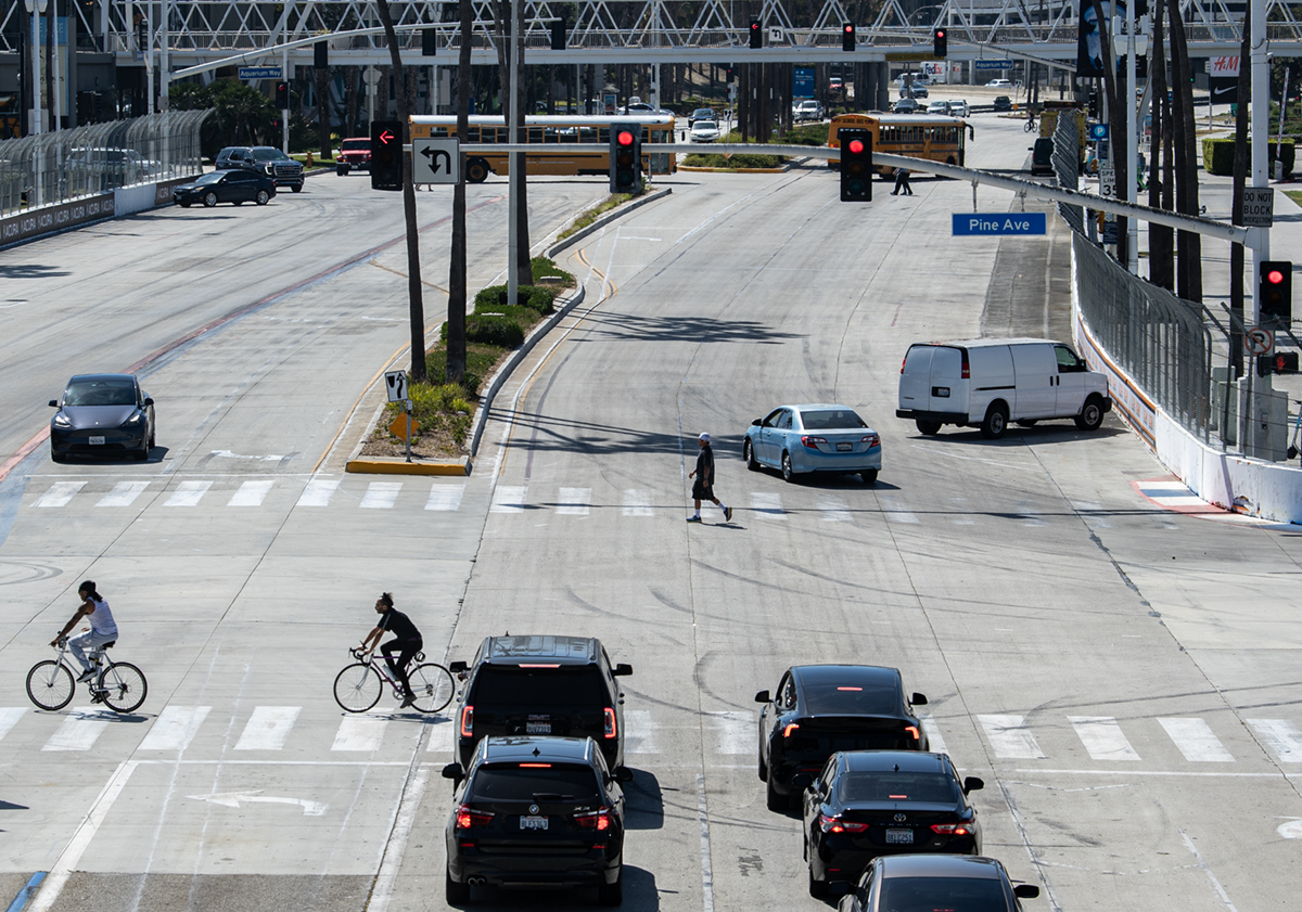 With police writing far fewer tickets, drivers are running red lights with impunity, residents say • Long Beach Post News
