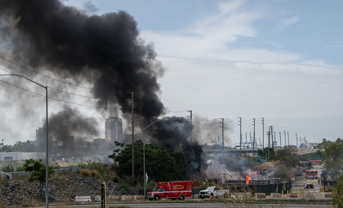 Trash fire along LA River sends large plume of smoke over Long Beach • Long Beach Post News