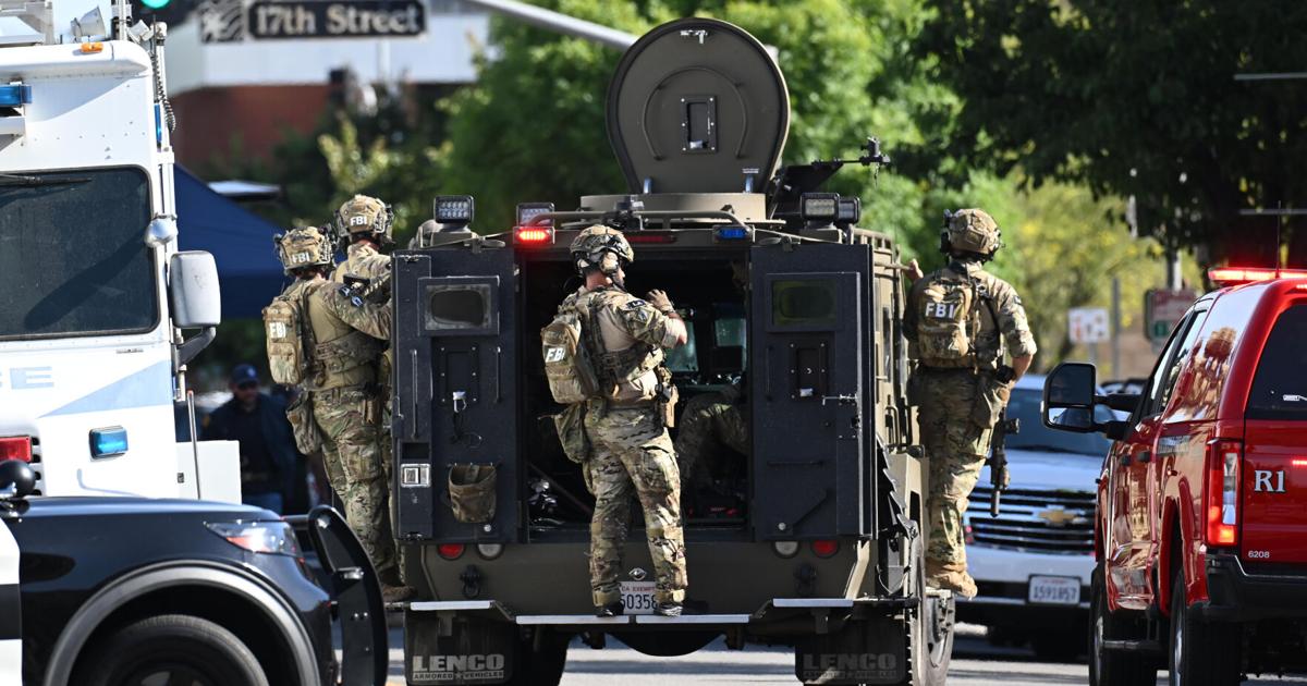 Police locked in negotiations with man in Bakersfield holding hostages | National