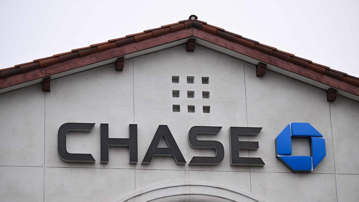Hostage Situation Unfolds at Bakersfield Bank Amid Bomb Threat