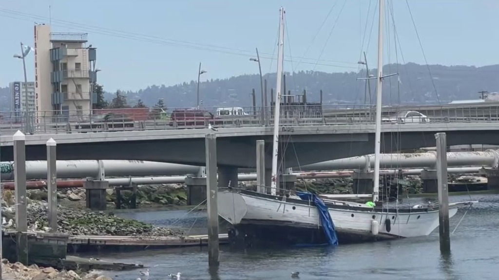 Oakland youth rowing club raises safety concerns as boat-living population grows in launch spots – KION Central Coast