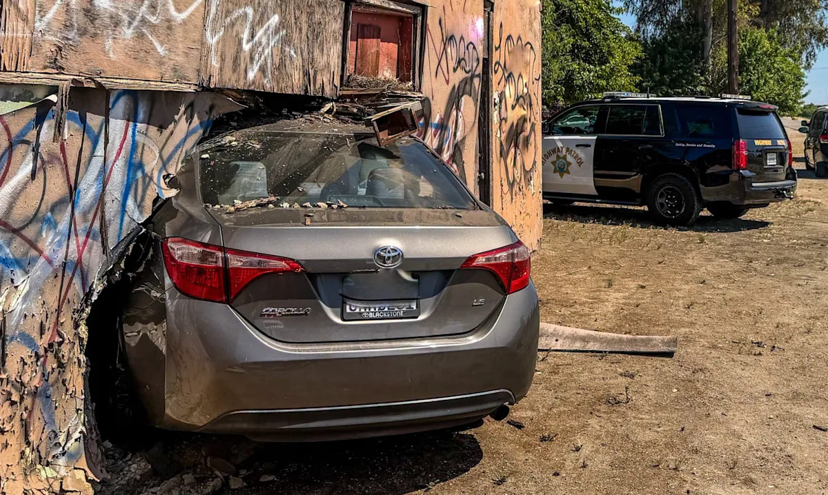 Toyota Corolla Turns California Intersection Into a Drive-Thru After Collision With Honda Odyssey
