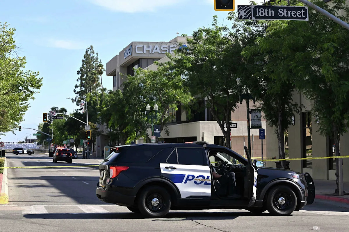 Man barricades himself inside Bakersfield Chase Bank after reported bomb threat, police say