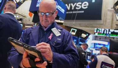 US stocks edge higher in early trading as oil prices fall