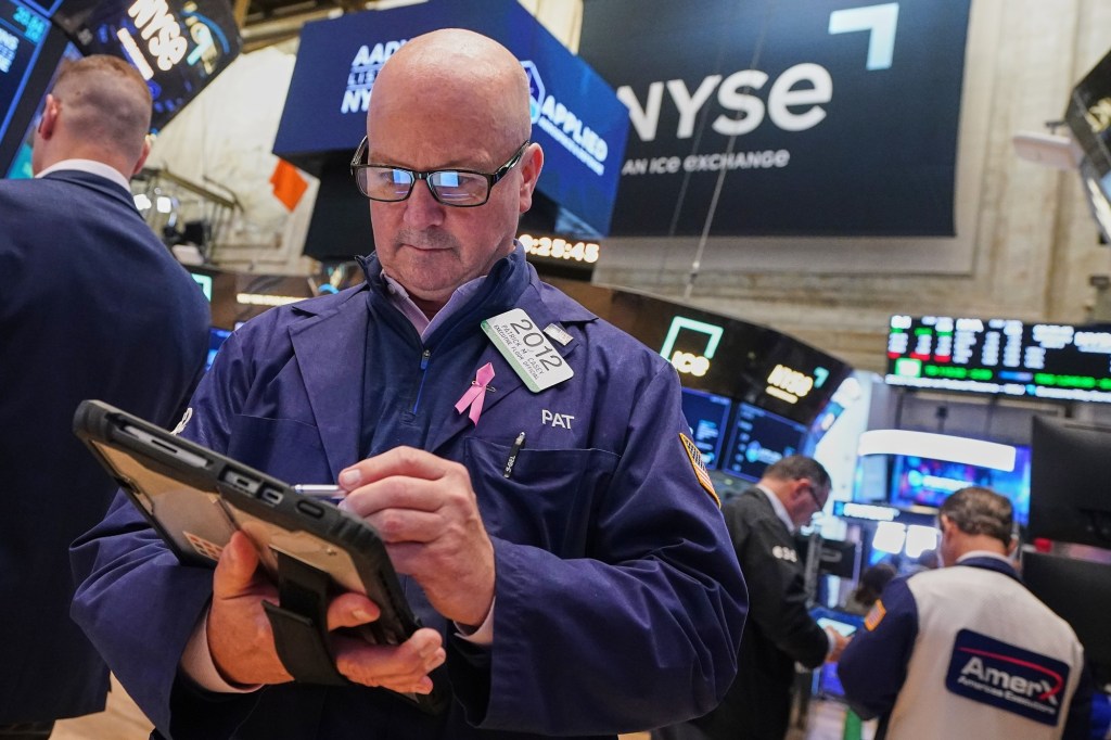 US stocks edge higher in early trading as oil prices fall