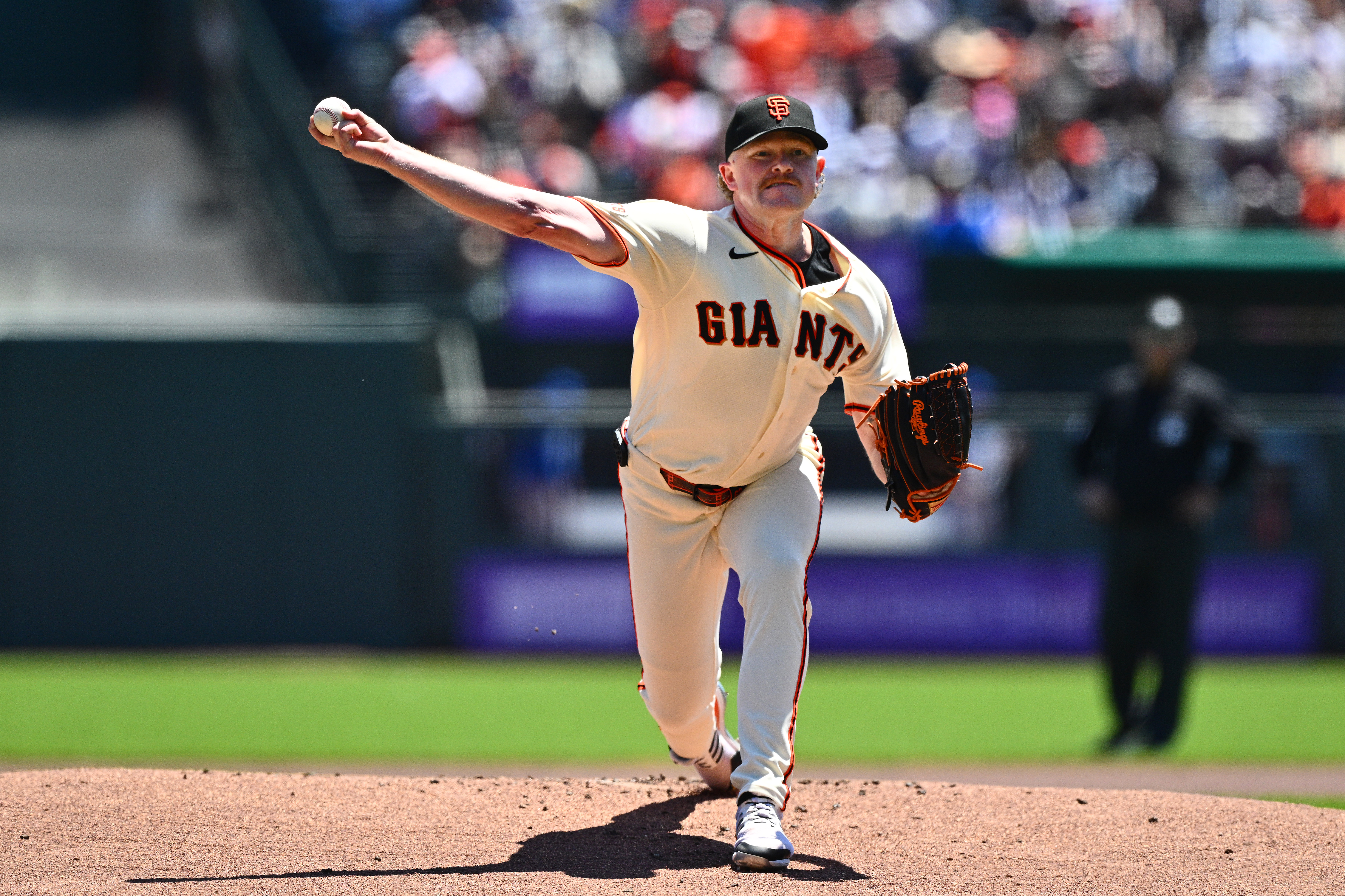 San Francisco Giants pitcher Logan Webb (62) pitches against the...