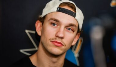 San Jose Sharks send William Eklund to Ottawa Senators for first round pick