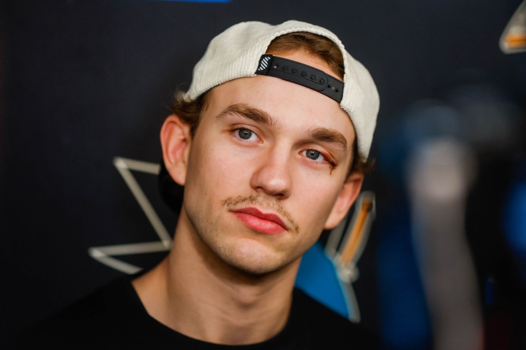 San Jose Sharks send William Eklund to Ottawa Senators for first round pick