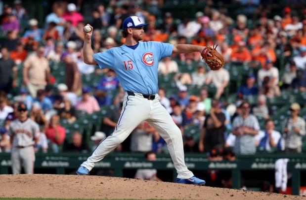 Chicago Cubs catcher Carson Kelly (15), working in a role as a relief pitcher, delivers to the San Francisco Giants in the ninth inning of a game at Wrigley Field in Chicago on June 5, 2026. (Chris Sweda/Chicago Tribune)