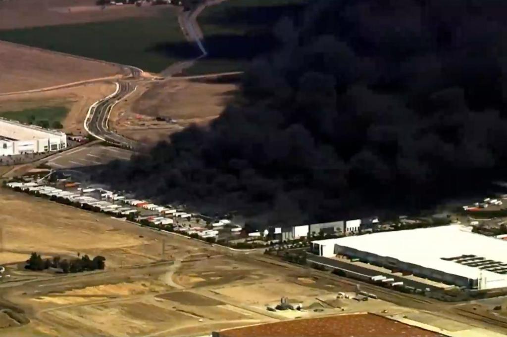 Fire destroys medical equipment warehouse in California and prompts evacuations at nearby facilities – San Diego Union-Tribune