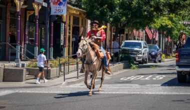 Pony Express reenactment gallops into Old Sacramento after 10-day journey