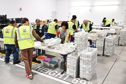Centro de conteo de boletas de las elecciones primarias, en City of Industry, California, el 2 de junio.