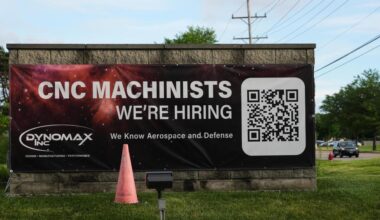 US filings for unemployment benefits fall to 226,000 last week